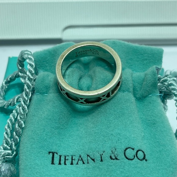 - Tiffany and Co. Atlas Ring size6 in silver 925. Comes with pouch and box. - Picture 8 of 14